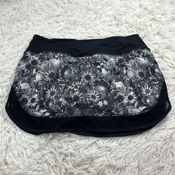 Lululemon Hotty Hot Skirt *4-way Stretch Flowabunga Black Angel Wing / Black - Picture 1 of 9
